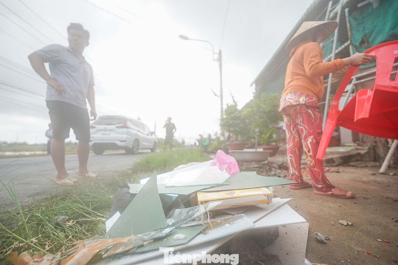 Người dân bị ảnh hưởng bởi cơn lốc xoáy chiều 8/9 đã trải qua một đêm kinh hoàng khi nhà cửa, đồ đạc bị hư hại.