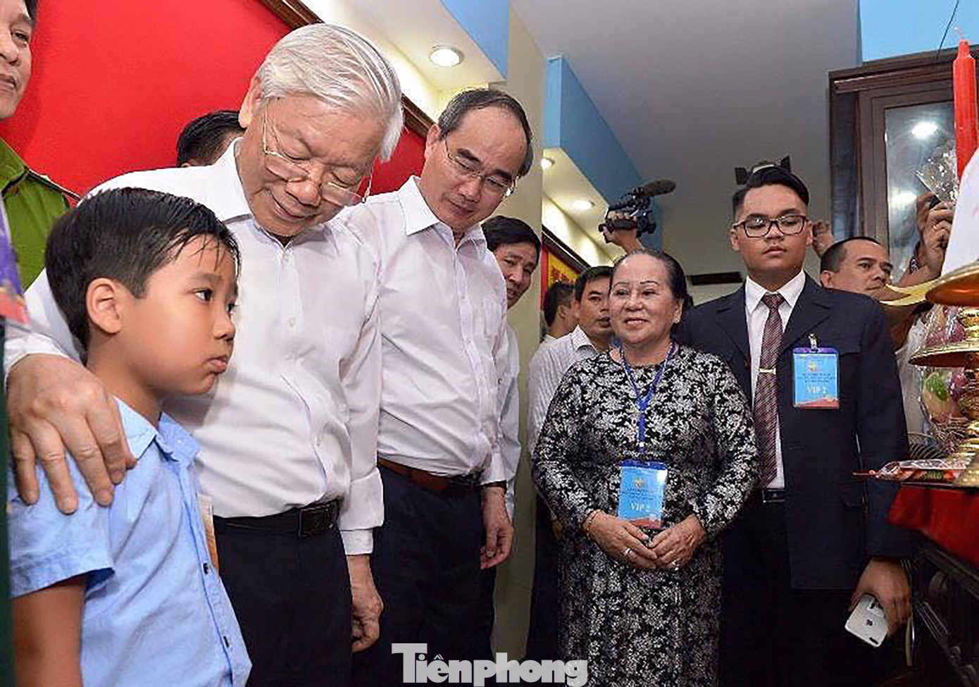 Khi đến thăm căn hầm bí mật trong gia đình Anh hùng lực lượng vũ trang Trần Văn Lai, Tổng Bí thư Nguyễn Phú Trọng gặp cháu nội của ông Năm Lai là em Trần Trọng Nhân (8 tuổi). Em Nhân nhớ lại: “Lúc đó em còn nhỏ, chưa biết ông là ai. Khi em đứng kế bên, ông khoác vai em và hỏi: "Cháu học lớp mấy, cháu có ở cùng với bà không?". Lúc đó, em cảm nhận ông rất gần gũi, giản dị. Giờ nghe tin ông mất, em rất buồn. Em hứa sẽ cố gắng học tốt và kế thừa truyền thống của gia đình".