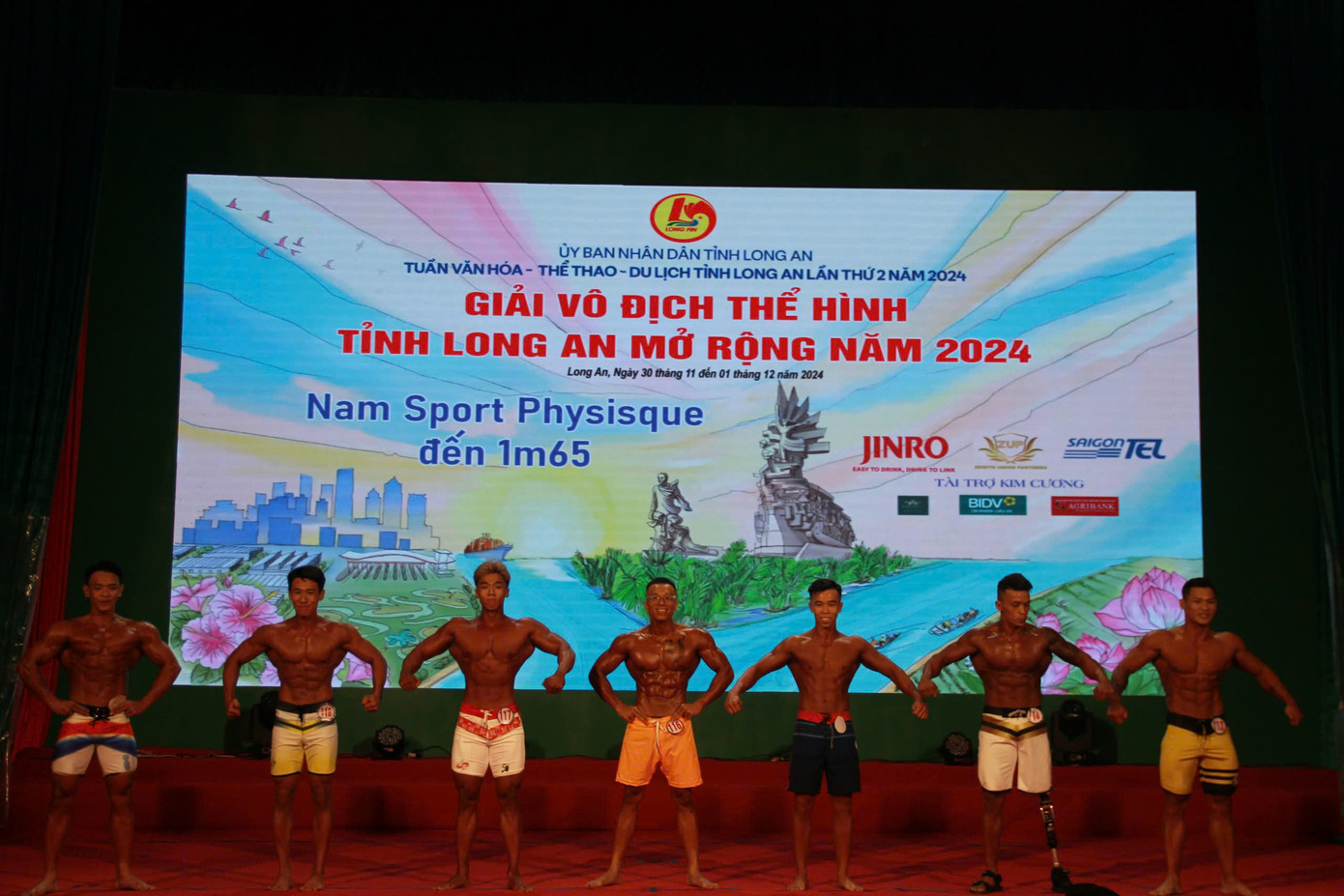 Long tự tin tạo dáng cùng các thí sinh khác.