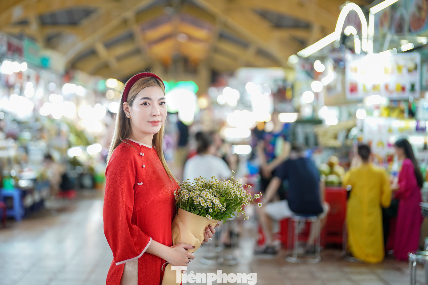 Chị Lê Trương Ánh Tuyết chia sẻ:" Tôi quê Đồng Tháp lên TPHCM sinh sống từ năm 2008. Sống ở đây 15 năm và có nhiều bộ ảnh riêng nhưng đây là lần đầu tiên tôi tìm đến những địa điểm đặc trưng của thành phố để chụp. Hoa ở chợ Bến Thành giá cũng phải chăng, một bó lớn chỉ 100.000 đồng, hai bộ áo dài và guốc thuê chưa đến 300.000 đồng, tôi thấy cũng hợp lý".