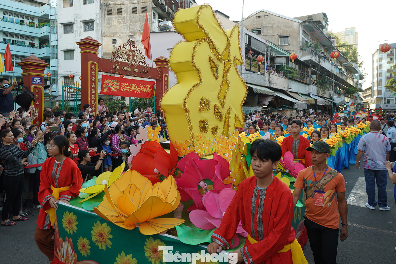 Một đoàn diễu hành tháp tùng cùng chữ "Phúc" với ý nghĩa mang lại an yên, hạnh phúc, may mắn đến muôn nơi.
