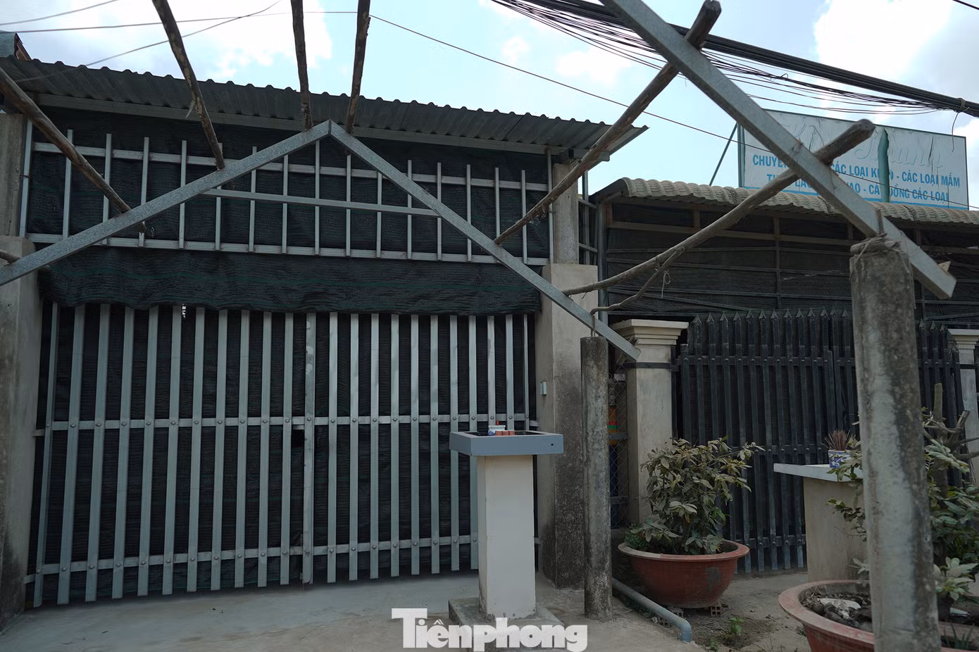 Người dân khu vực này cũng luôn đóng kín cửa, mua thêm bạt che chắn bên trong cửa rào. Người dân khu vực này cũng luôn đóng kín cửa, mua thêm bạt che chắn bên trong cửa rào.
