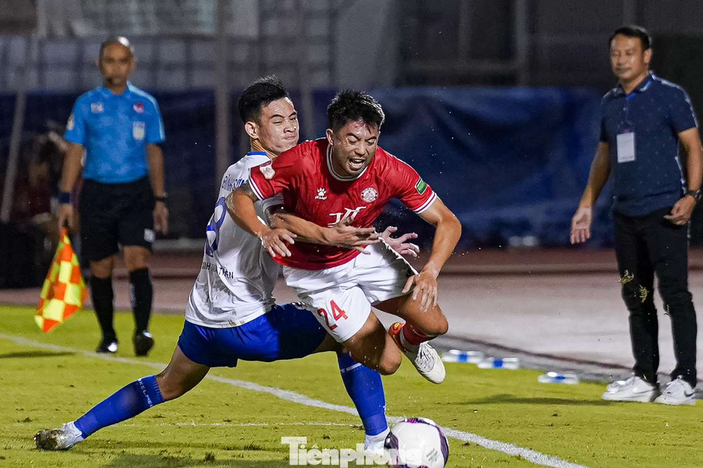 Thậm chí, cầu thủ Nam Định sẵn sàng phạm lỗi để cản phá Lee Nguyễn. HLV Vũ Hồng Việt của Nam Định xác định "át chủ bài" trong tay của HLV Trương Việt Hoàng nên cho các học trò kèm chặt. Thậm chí, cầu thủ Nam Định sẵn sàng phạm lỗi để cản phá Lee Nguyễn. HLV Vũ Hồng Việt của Nam Định xác định "át chủ bài" trong tay của HLV Trương Việt Hoàng nên cho các học trò kèm chặt.