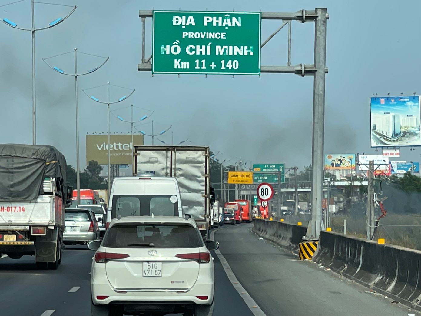 Mật độ giao thông trên tuyến cao tốc TPHCM - Trung Lương dày đặc trong những ngày cận Tết. Mật độ giao thông trên tuyến cao tốc TPHCM - Trung Lương dày đặc trong những ngày cận Tết.