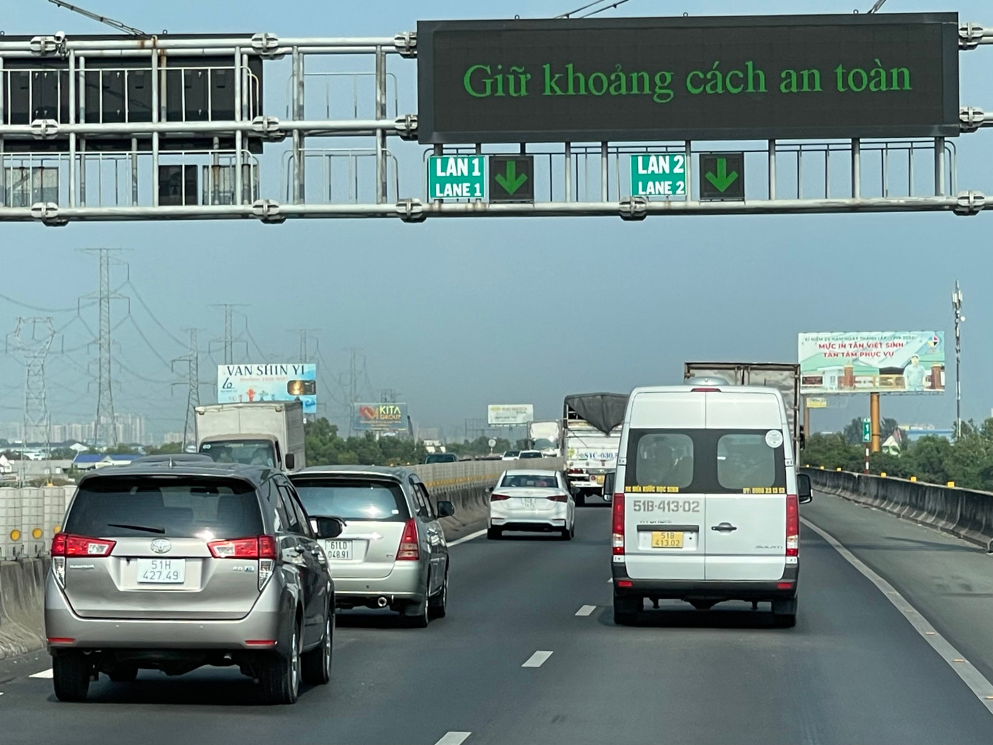 "Đi với tốc độ 60km/h, xe khách không nên chạy quá gần với xe trước. Nếu chỉ cách tầm 10 - 15m thì khó tránh khỏi va chạm khi xe phía trước giảm tốc độ đột ngột. Anh em lái xe luôn phải căng mắt giữ tốc độ, khoảng cách... nên khó tránh khỏi tình trạng mệt mỏi, mất tập trung", anh Nguyễn Phước Thành, tài xế xe khách chạy tuyến TPHCM - Vĩnh Long chia sẻ. "Đi với tốc độ 60km/h, xe khách không nên chạy quá gần với xe trước. Nếu chỉ cách tầm 10 - 15m thì khó tránh khỏi va chạm khi xe phía trước giảm tốc độ đột ngột. Anh em lái xe luôn phải căng mắt giữ tốc độ, khoảng cách... nên khó tránh khỏi tình trạng mệt mỏi, mất tập trung", anh Nguyễn Phước Thành, tài xế xe khách chạy tuyến TPHCM - Vĩnh Long chia sẻ.