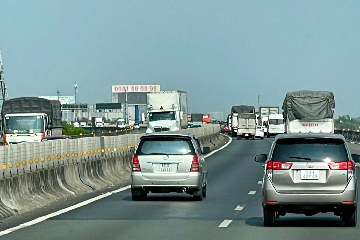 Hình ảnh đoàn xe nối dài xuất hiện suốt tuyến cao tốc. Hình ảnh đoàn xe nối dài xuất hiện suốt tuyến cao tốc.