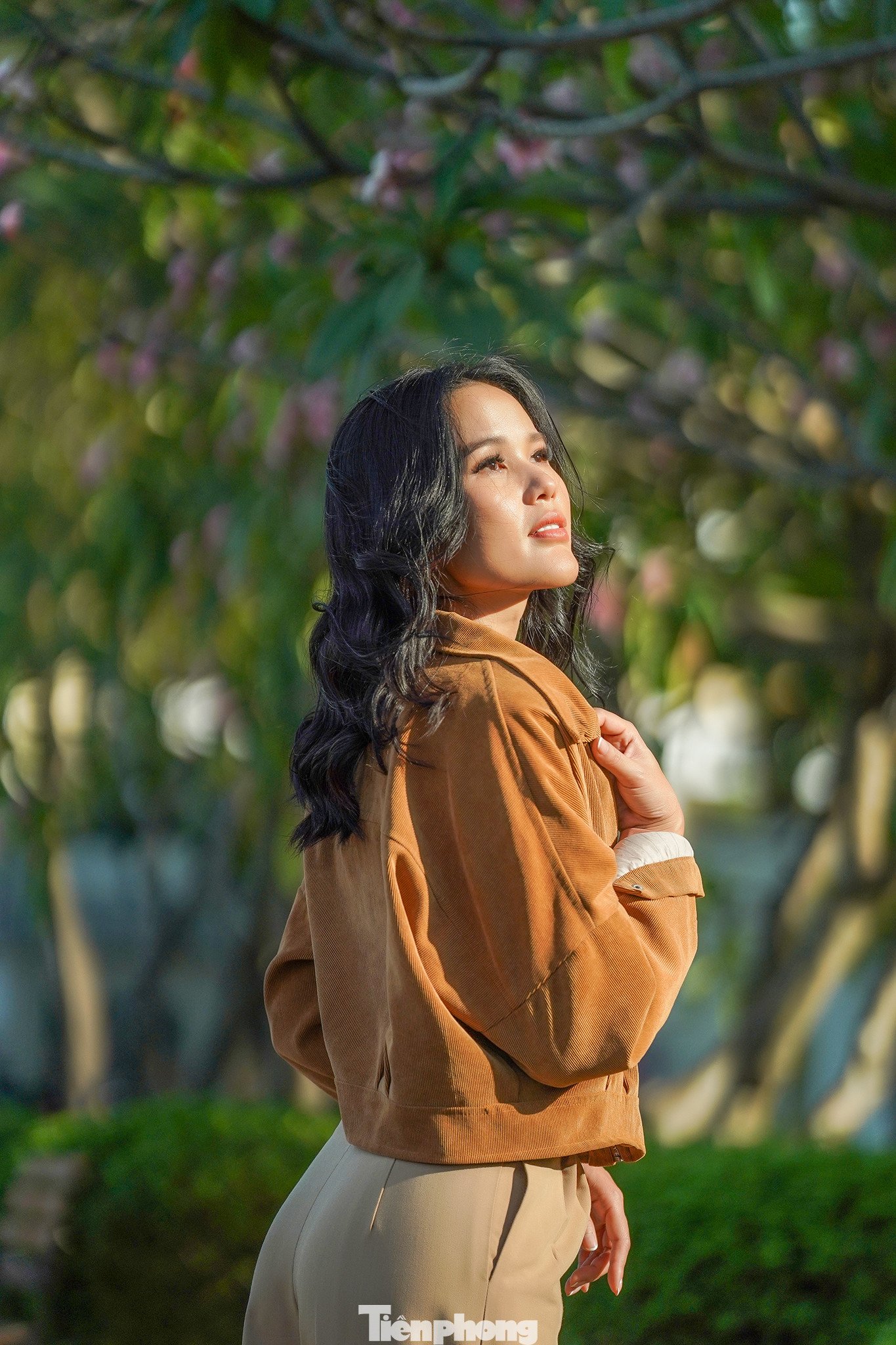 Dọc hai bờ kênh Nhiêu Lộc mỗi khi chiều về, du khách phương xa dễ dàng bắt gặp hình ảnh các bạn trẻ dắt nhau ra đây chụp ảnh, hóng mát.