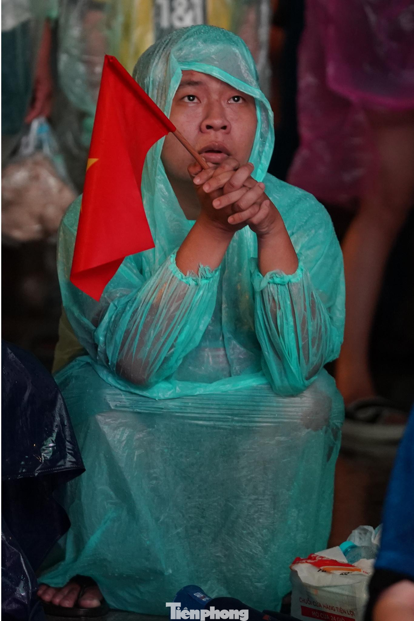 Chăm chú theo dõi diễn biến trận đấu. Chăm chú theo dõi diễn biến trận đấu.