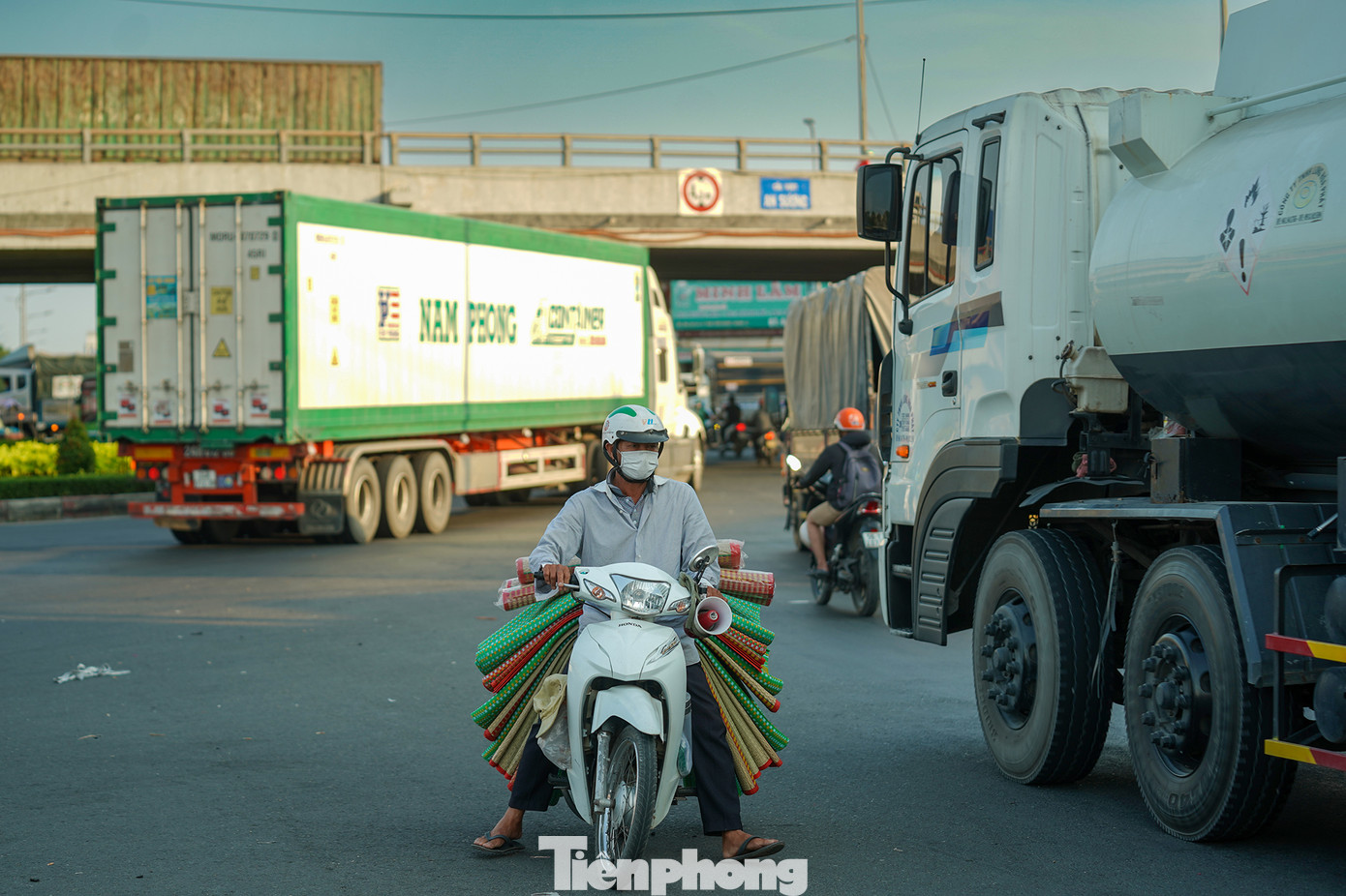 Một người dân đang chờ để vượt qua dòng xe &quot;siêu trường, siêu trọng&quot;.