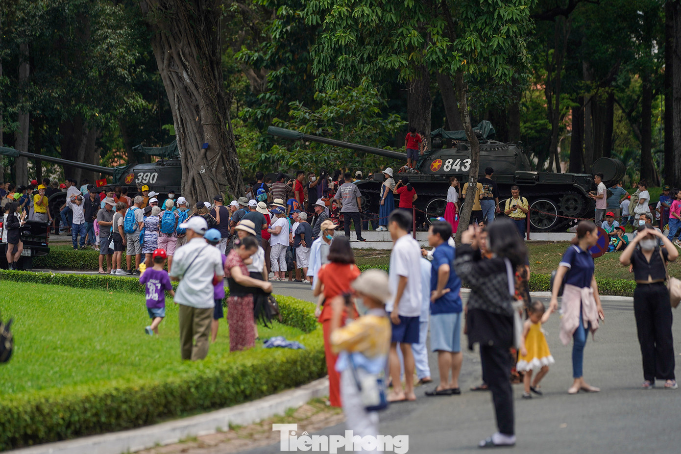Phía bên trong, rất đông du khách tập trung chụp ảnh tại hai chiếc xe tăng đã húc đổ cổng Dinh Độc Lập vào trưa 30/4 của 48 năm trước.