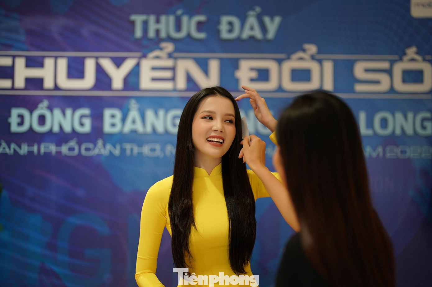 Sau khi dự lễ khánh thành Trụ sở Văn phòng Ban Đại diện báo Tiền Phong tại Đồng bằng sông Cửu Long, người đẹp nhanh chóng di chuyển đến khách sạn Sheraton để chuẩn bị làm MC cho Hội thảo “Thúc đẩy chuyển đổi số ở Đồng bằng sông Cửu Long” do báo Tiền Phong phối hợp với UBND TP. Cần Thơ và Tập đoàn Bưu chính Viễn thông Việt Nam (VNPT) tổ chức.