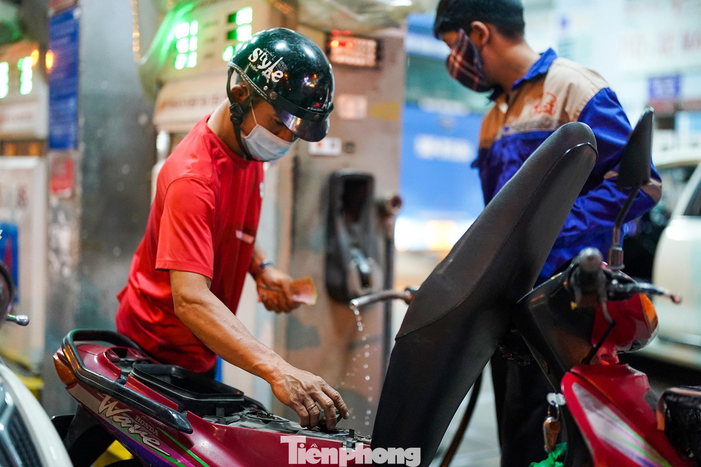 &quot;Trời ơi, xăng mua khó lắm, chưa gì rút vòi ra, chảy một mớ rồi&quot;, người đàn ông này tiếc khi nhân viên đổ xăng rút vòi vội vã làm xăng đổ ra ngoài.