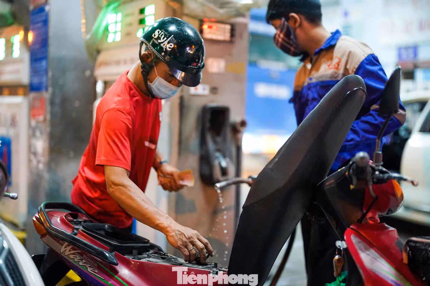 "Trời ơi, xăng mua khó lắm, chưa gì rút vòi ra, chảy một mớ rồi", người đàn ông này tiếc khi nhân viên đổ xăng rút vòi vội vã làm xăng đổ ra ngoài. "Trời ơi, xăng mua khó lắm, chưa gì rút vòi ra, chảy một mớ rồi", người đàn ông này tiếc khi nhân viên đổ xăng rút vòi vội vã làm xăng đổ ra ngoài.