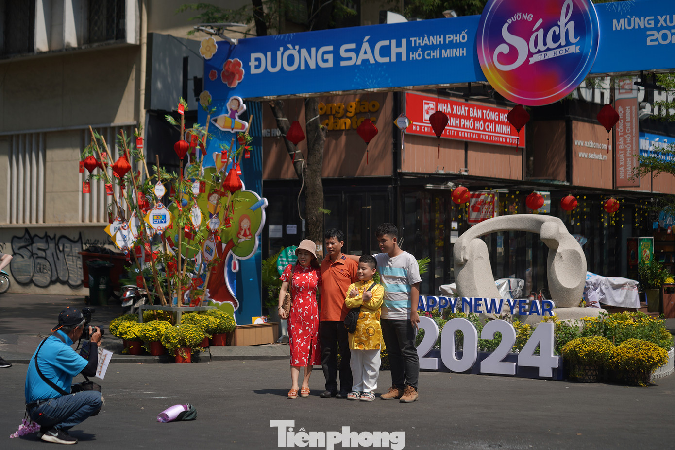 Đường sách có khá đông du khách đến đây tham quan, chụp ảnh và... tránh nắng.