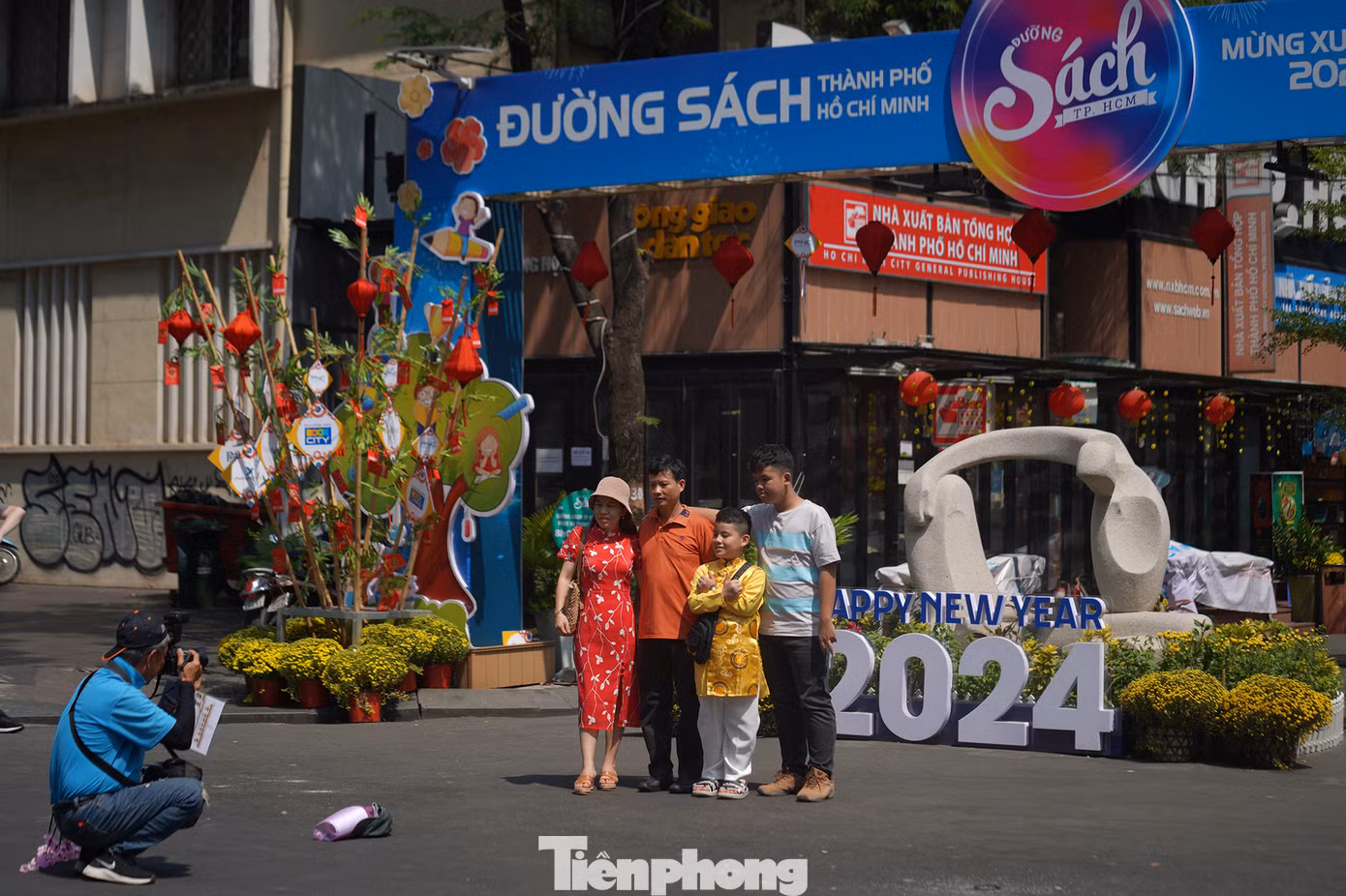 Đường sách có khá đông du khách đến đây tham quan, chụp ảnh và... tránh nắng.