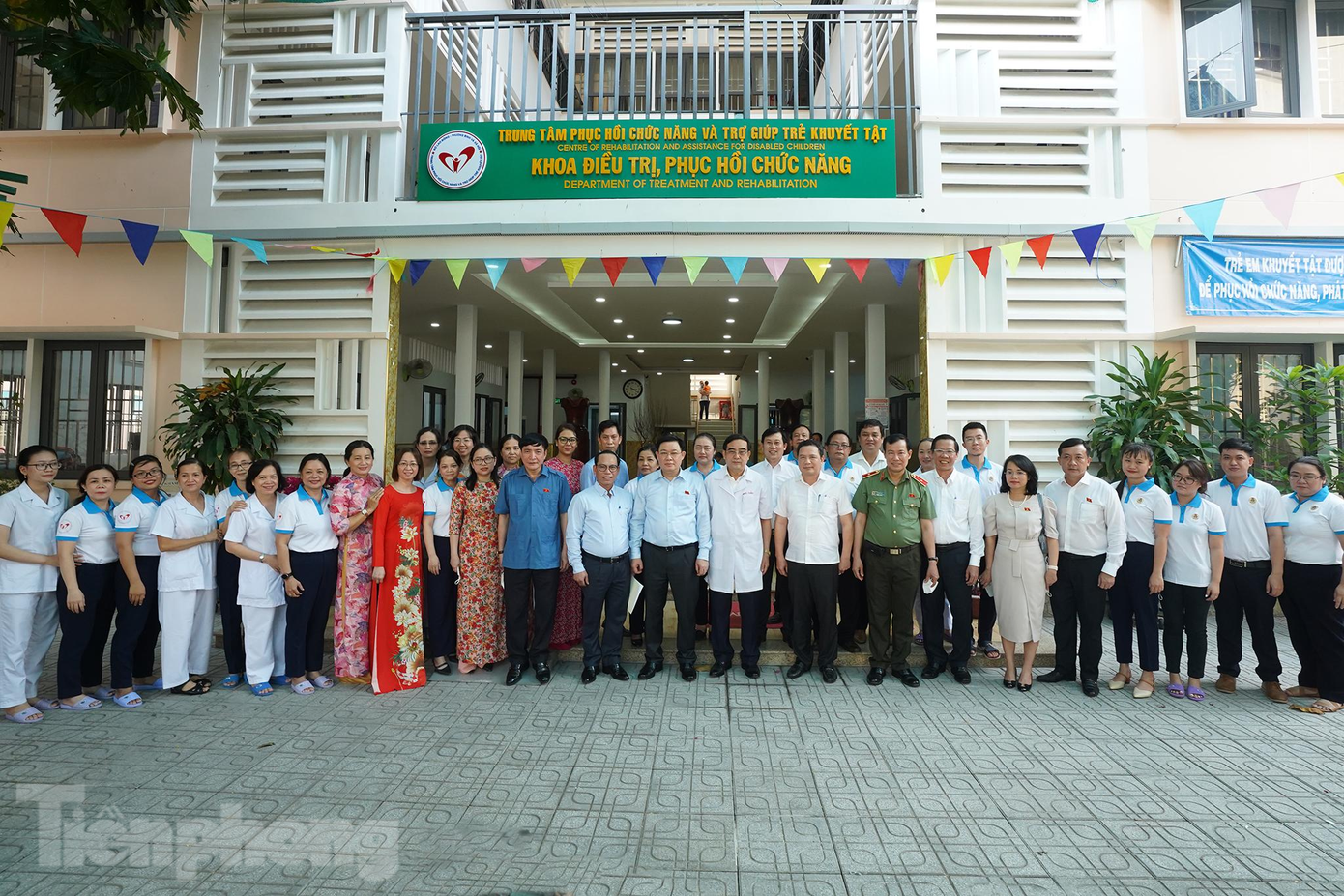 Tham gia cùng đoàn công tác có ông Bùi Văn Cường - Chủ nhiệm Văn phòng Quốc hội, ông Phan Văn Mãi - Chủ tịch UBND TPHCM, ông Lê Văn Thanh - Thứ trưởng Bộ LĐ-TB&amp;XH.