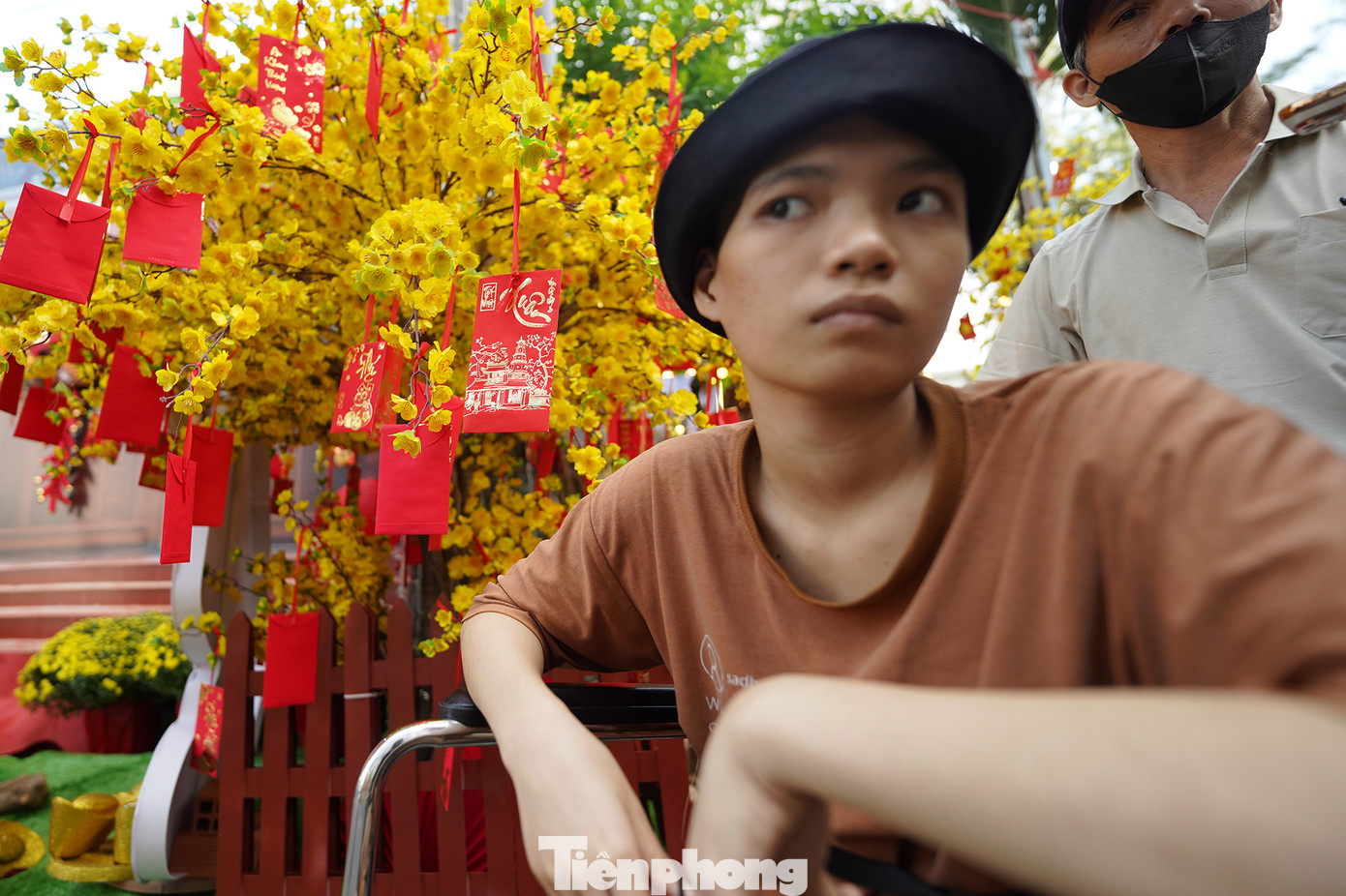 Bệnh nhân ngồi xe lăn ngắm đường hoa đặc biệt trong bệnh viện ngày giáp Tết ảnh 8