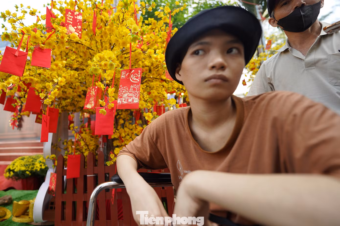 Bệnh nhân ngồi xe lăn ngắm đường hoa đặc biệt trong bệnh viện ngày giáp Tết ảnh 8