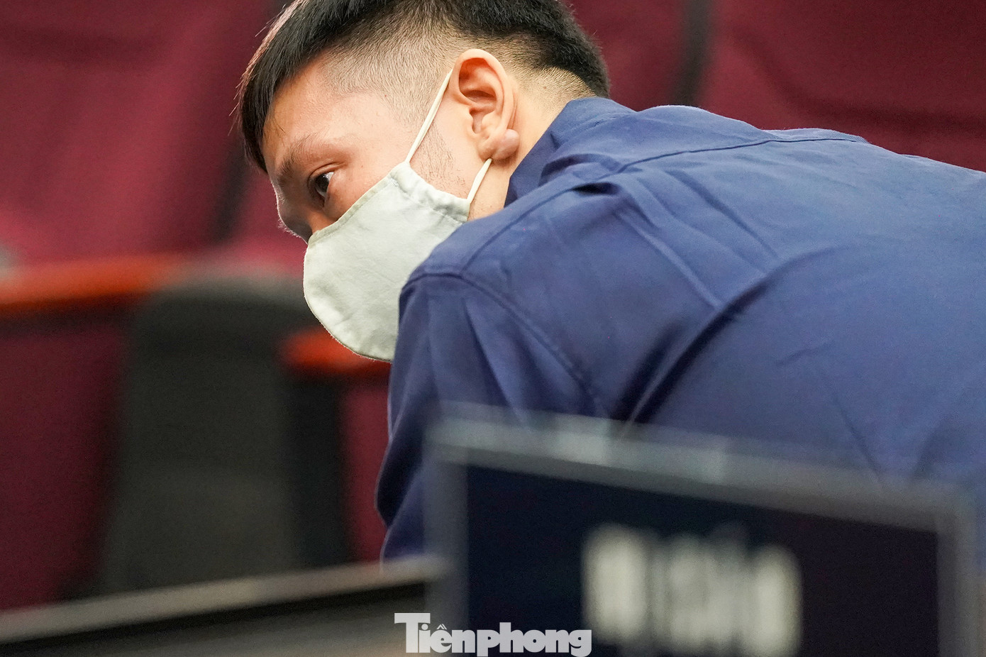 Khoảnh khắc bị cáo Nguyễn Kim Trung Thái ngước nhìn các phóng viên tác nghiệp.