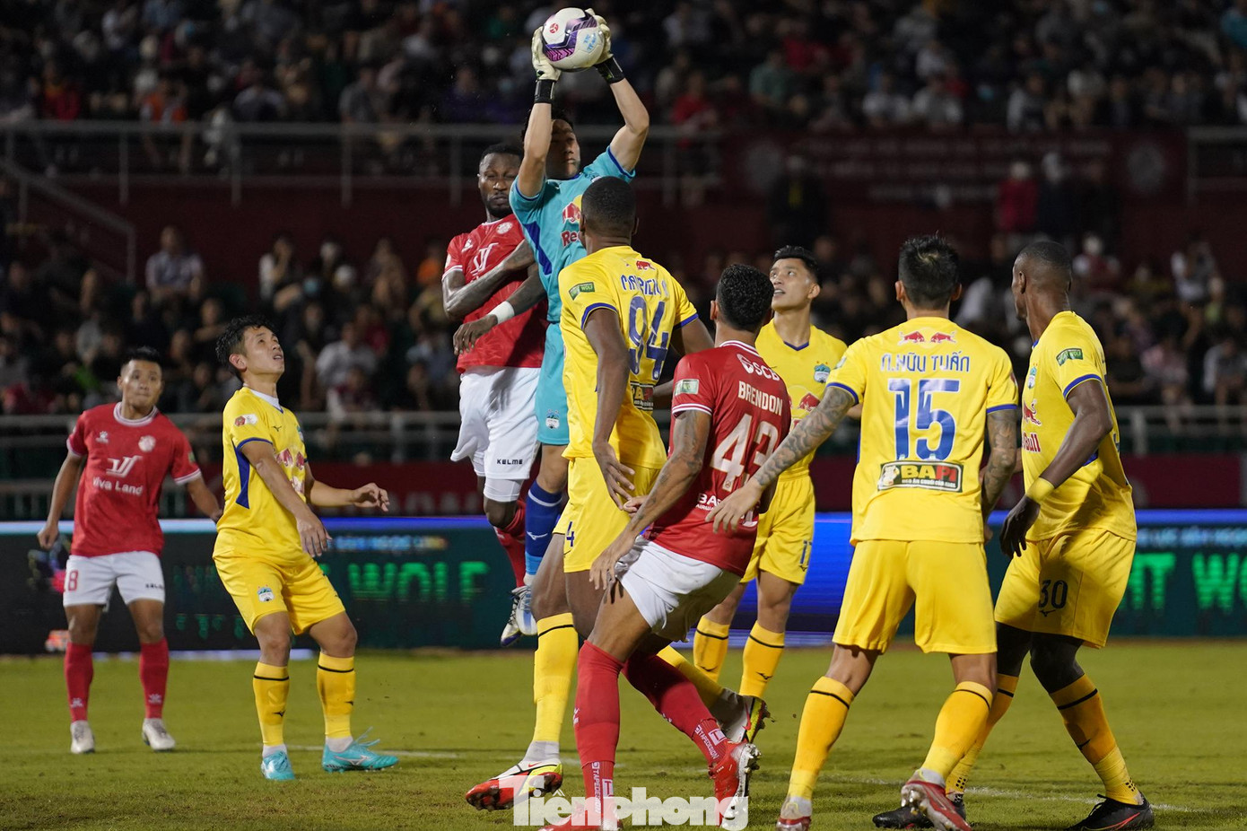 CLB TPHCM thay người và chiến thuật trong hiệp 2. Họ chủ động pressing quyết liệt hơn. Do đó, HAGL có phần gặp khó khăn trong khâu triển khai tấn công. Đội chủ nhà cũng tạo được một số cơ hội nguy hiểm nhưng Ngô Tùng Quốc, Hoàng Vũ Samson không đánh bại được thủ môn Dương Văn Lợi. CLB TPHCM thay người và chiến thuật trong hiệp 2. Họ chủ động pressing quyết liệt hơn. Do đó, HAGL có phần gặp khó khăn trong khâu triển khai tấn công. Đội chủ nhà cũng tạo được một số cơ hội nguy hiểm nhưng Ngô Tùng Quốc, Hoàng Vũ Samson không đánh bại được thủ môn Dương Văn Lợi.