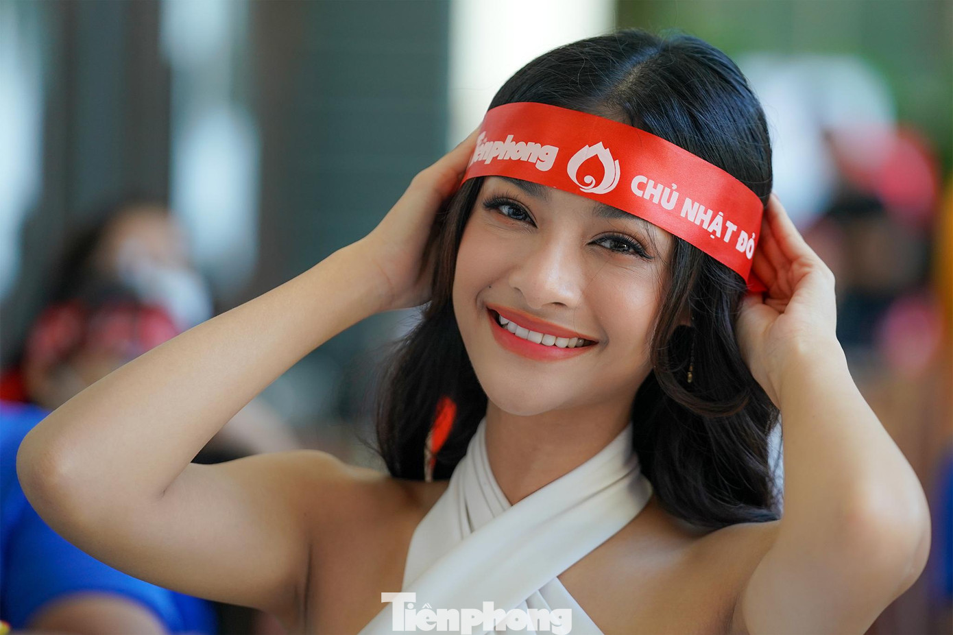 Á hậu 1 Miss World Vietnam 2019 Kiều Loan rạng ngời với chiếc băng đô Chủ nhật Đỏ của báo Tiền Phong.