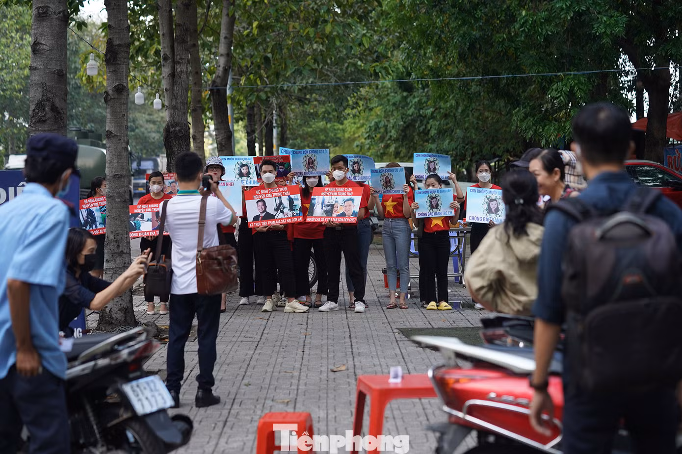 Sau gần nửa tháng nghị án kéo dài, người dân mong đợi bản án thích đáng của TAND cấp cao tại TPHCM tuyên án vụ Nguyễn Võ Quỳnh Trang (28 tuổi) và Nguyễn Kim Trung Thái (38 tuổi) bạo hành bé Vân An tử vong.