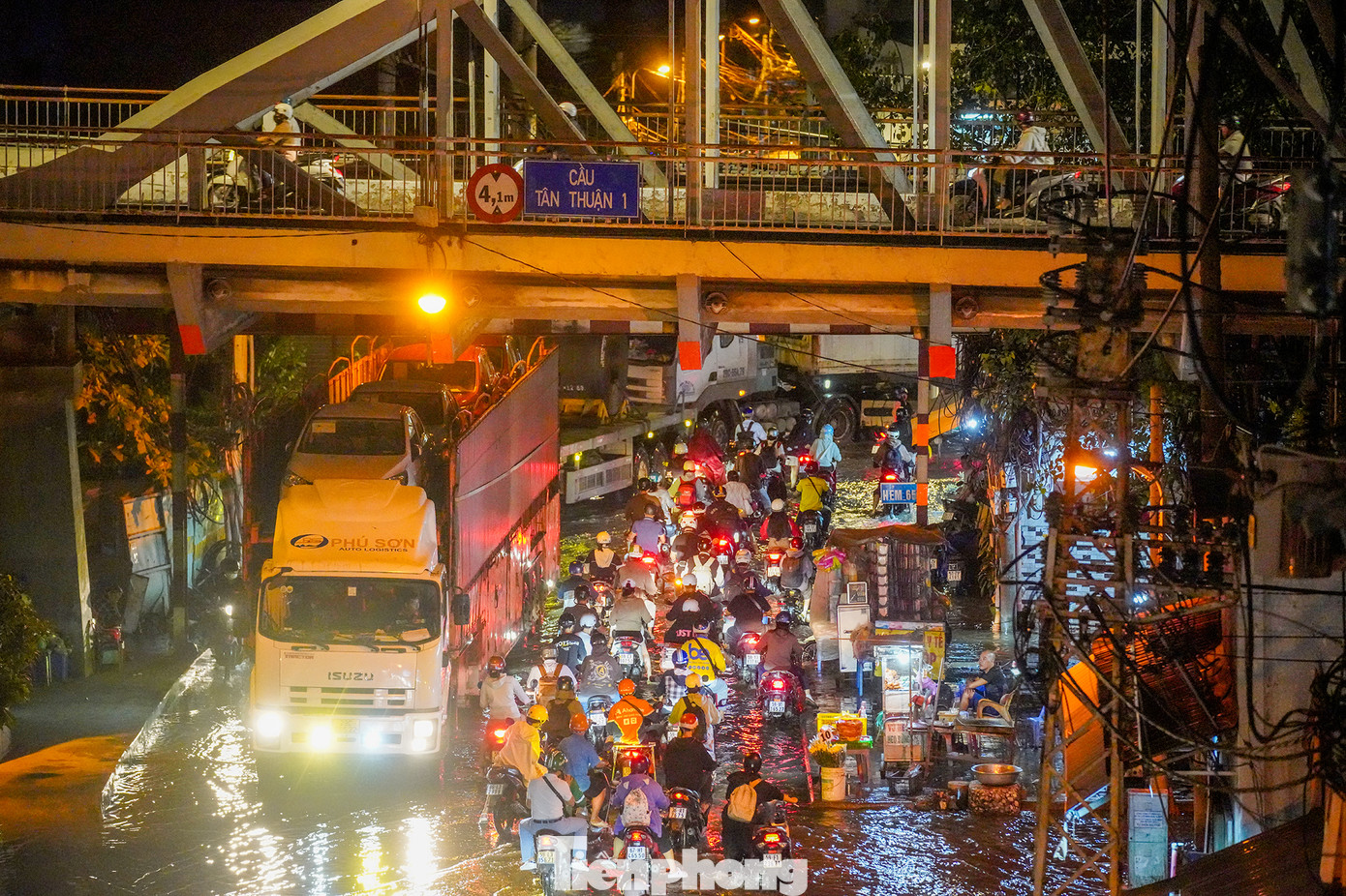 Dự báo trong những ngày tới, TPHCM tiếp tục có mưa rào và giông, có nơi mưa vừa, mưa to đến rất to. Mưa to tập trung chủ yếu về chiều và tối. Trong cơn giông đề phòng lốc, sét và gió giật mạnh.