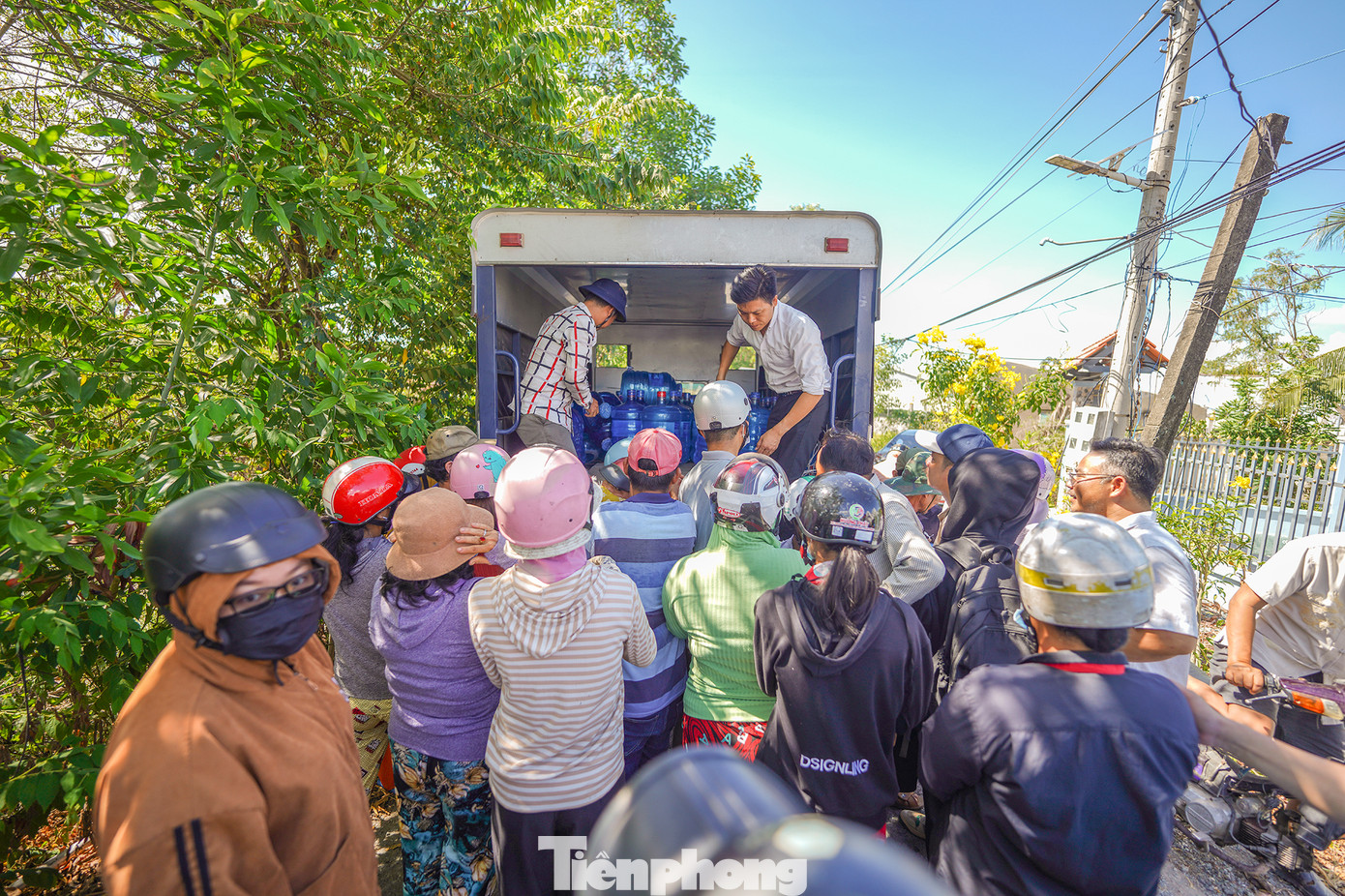 Xe chở bình nước tinh khiết loại 20 lít của nhóm giáo viên dạy lái xe đến từ Bình Dương len lỏi vào trong ấp Tân Chánh (xã Tân Tập) để đưa những giọt nước nghĩa tình tận tay bà con. “Anh em chúng tôi theo dõi trên báo chí thấy bà con bị ảnh hưởng hạn mặn nên cùng nhau góp công, góp phương tiện cũng như mua nước xuống hỗ trợ người dân. Trong chuyến này, nhóm 14 thành viên chúng tôi huy động được 700 bình nước suối 20 lít và 280 lốc nước, 40 can nước loại 40 lít để mang về cho bà con…”, anh Nguyễn Văn Lưu, giáo viên dạy lái xe tại Bình Dương cho biết.