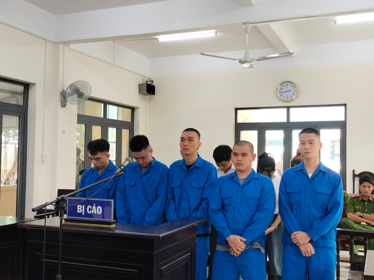 Các bị cáo trong vụ án cô gái 18 tuổi bị mua bán nhiều lần. Ảnh: CTV Các bị cáo trong vụ án cô gái 18 tuổi bị mua bán nhiều lần. Ảnh: CTV