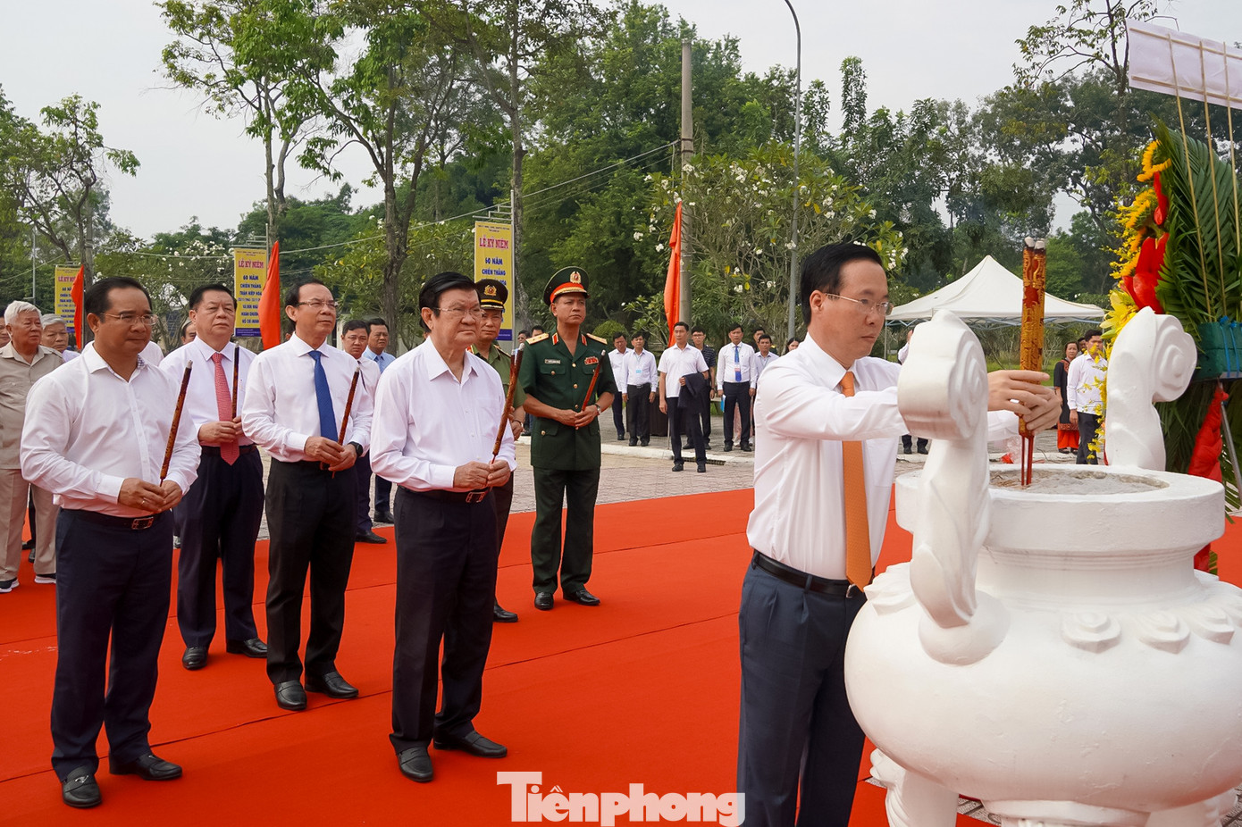 Chủ tịch nước Võ Văn Thưởng dâng hương tại khu tưởng niệm đồng chí Võ Văn Tần - Bí thư Xứ ủy Nam kỳ. Chủ tịch nước Võ Văn Thưởng dâng hương tại khu tưởng niệm đồng chí Võ Văn Tần - Bí thư Xứ ủy Nam kỳ.