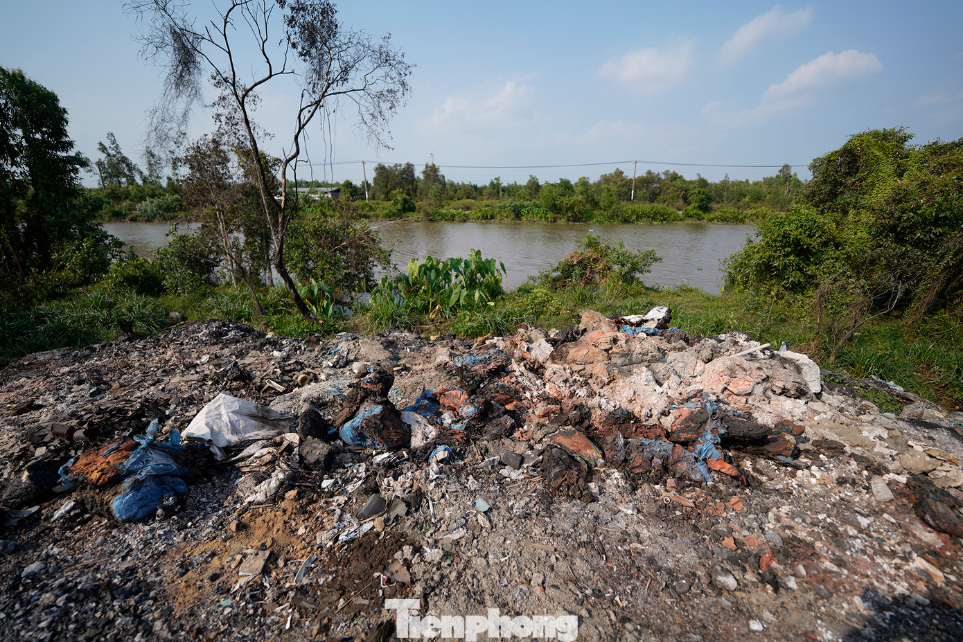 Rác ngập ngụa, bốc mùi hôi thối nồng nặc.