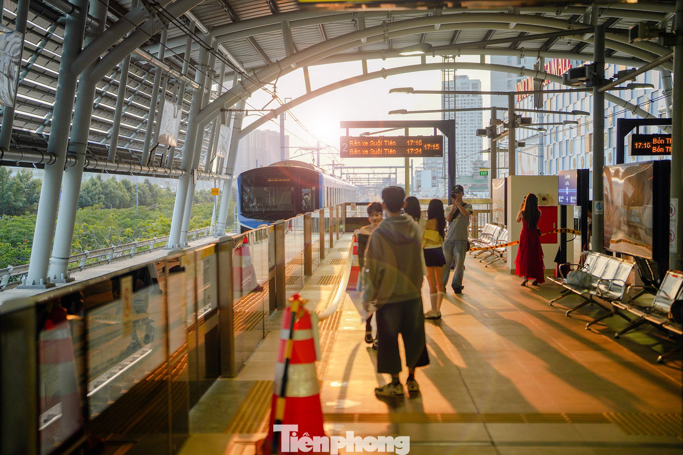 Chụp ảnh hoàng hôn cùng bối cảnh tàu metro Bến Thành - Suối Tiên đang được các bạn trẻ đua nhau &quot;bắt trend&quot;.