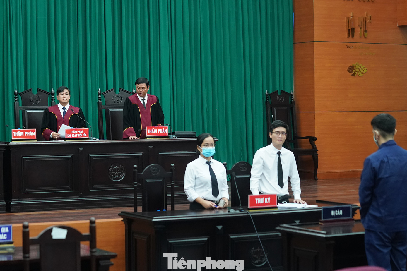 Tại phòng xử án sáng nay, bị án Nguyễn Võ Quỳnh Trang không được trích xuất tới tòa, chỉ có bị cáo Nguyễn Kim Trung Thái nghe HĐXX tuyên án. Theo HĐXX, tại phiên tòa, bị cáo Nguyễn Kim Trung Thái thừa nhận hành vi phạm tội, không bảo vệ được con gái. Dù vậy, bị cáo Thái phủ nhận việc đồng phạm với Nguyễn Võ Quỳnh Trang sát hại bé V.A. (8 tuổi, con riêng của Thái). Từ những nhận định và phân tích trên, HĐXX phúc thẩm xác định chưa có căn cứ xác định bị cáo Thái đồng phạm với Nguyễn Võ Quỳnh Trang trong tội “Giết người”. HĐXX phúc thẩm tuyên bác toàn bộ kháng cáo của luật sư bảo vệ quyền lợi cho bị hại; giữ nguyên nội dung bản án sơ thẩm mà TAND TPHCM đã tuyên trước đây.