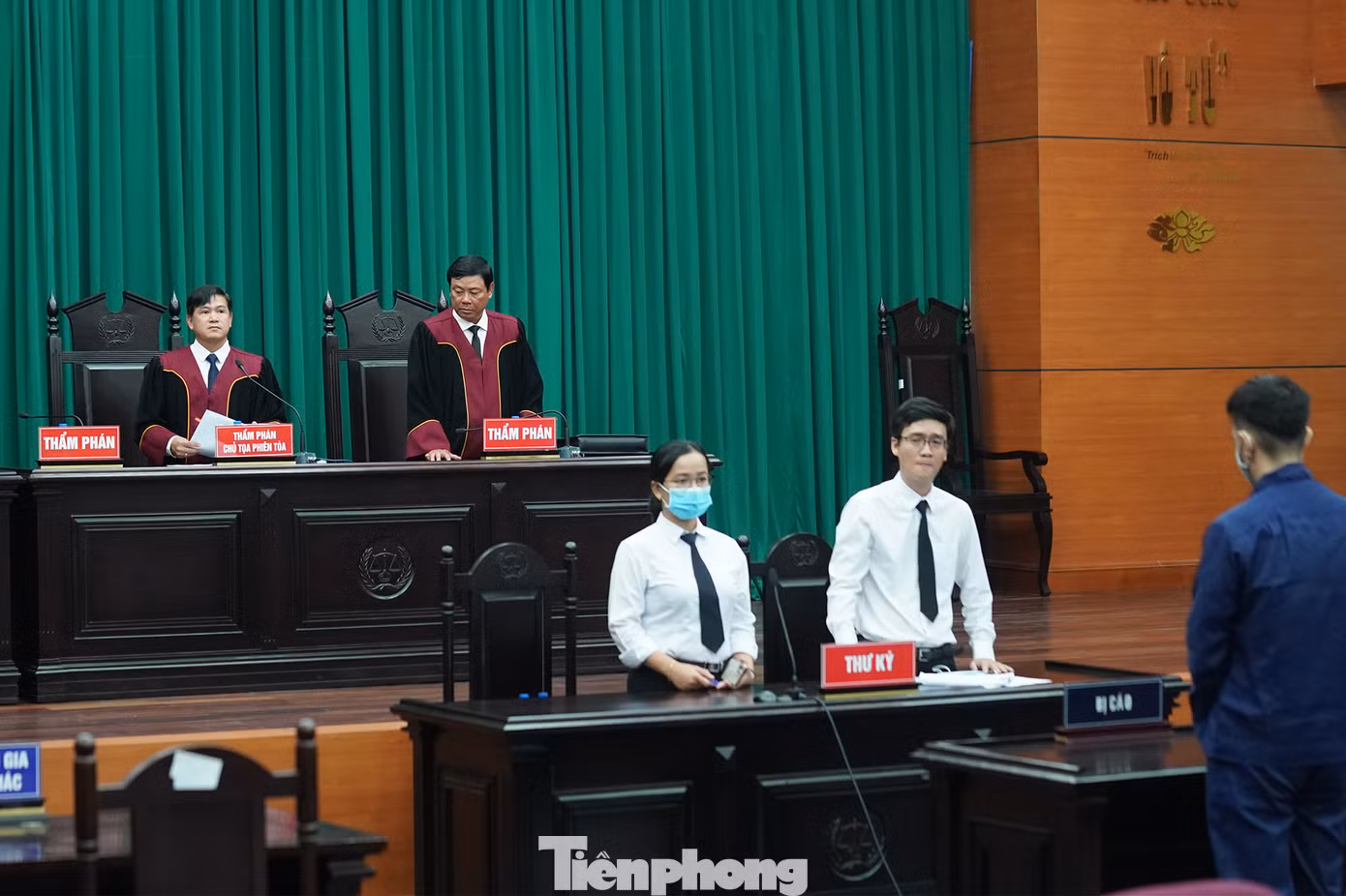 Tại phòng xử án sáng nay, bị án Nguyễn Võ Quỳnh Trang không được trích xuất tới tòa, chỉ có bị cáo Nguyễn Kim Trung Thái nghe HĐXX tuyên án. Theo HĐXX, tại phiên tòa, bị cáo Nguyễn Kim Trung Thái thừa nhận hành vi phạm tội, không bảo vệ được con gái. Dù vậy, bị cáo Thái phủ nhận việc đồng phạm với Nguyễn Võ Quỳnh Trang sát hại bé V.A. (8 tuổi, con riêng của Thái). Từ những nhận định và phân tích trên, HĐXX phúc thẩm xác định chưa có căn cứ xác định bị cáo Thái đồng phạm với Nguyễn Võ Quỳnh Trang trong tội “Giết người”. HĐXX phúc thẩm tuyên bác toàn bộ kháng cáo của luật sư bảo vệ quyền lợi cho bị hại; giữ nguyên nội dung bản án sơ thẩm mà TAND TPHCM đã tuyên trước đây.