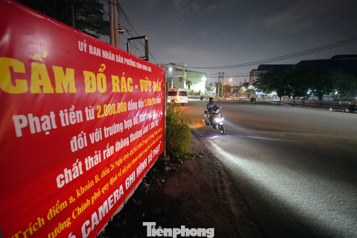 Hình ảnh ảnh ghi nhận tối 11/10, khi vực này đã được quây kín bằng hàng rào.