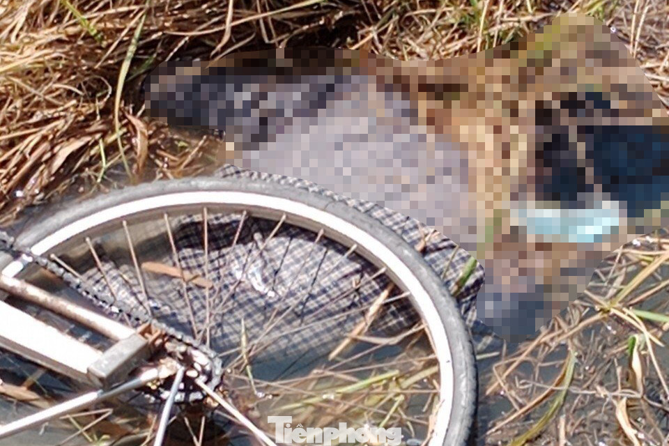 Do gia đình không yêu cầu khám nghiệm tử thi, nên cơ quan chức năng đã làm thủ tục bàn giao thi thể D. cho gia đình lo hậu sự. Do gia đình không yêu cầu khám nghiệm tử thi, nên cơ quan chức năng đã làm thủ tục bàn giao thi thể D. cho gia đình lo hậu sự.