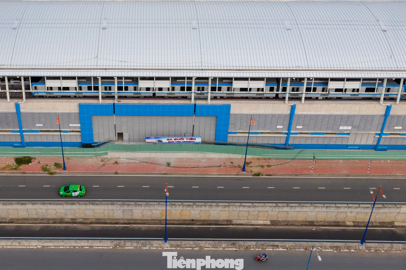 Đoàn tàu dừng tại bên trong nhà ga Suối Tiên.