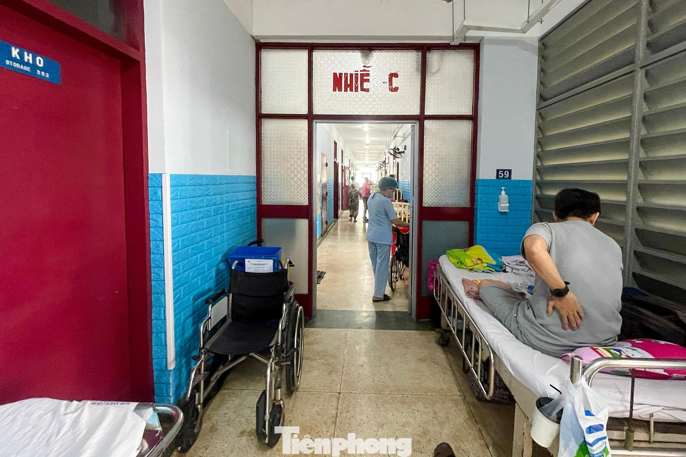 Ghi nhận tại khoa Nhiễm C của Bệnh viện Bệnh Nhiệt Đới, bệnh nhân SXH quá đông nên bệnh viện đã phải kê giường, băng ca ra hành lang để có chỗ cho người bệnh nằm điều trị. Ngoài khoa Nhiễm C, hầu hết các khoa trong bệnh viện đang điều trị bệnh nhân SXH, một số ca bệnh nặng đang phải thở máy điều trị tại khoa Cấp cứu Hồi sức Tích cực Chống độc Người lớn và khoa Nhiễm Việt - Anh.