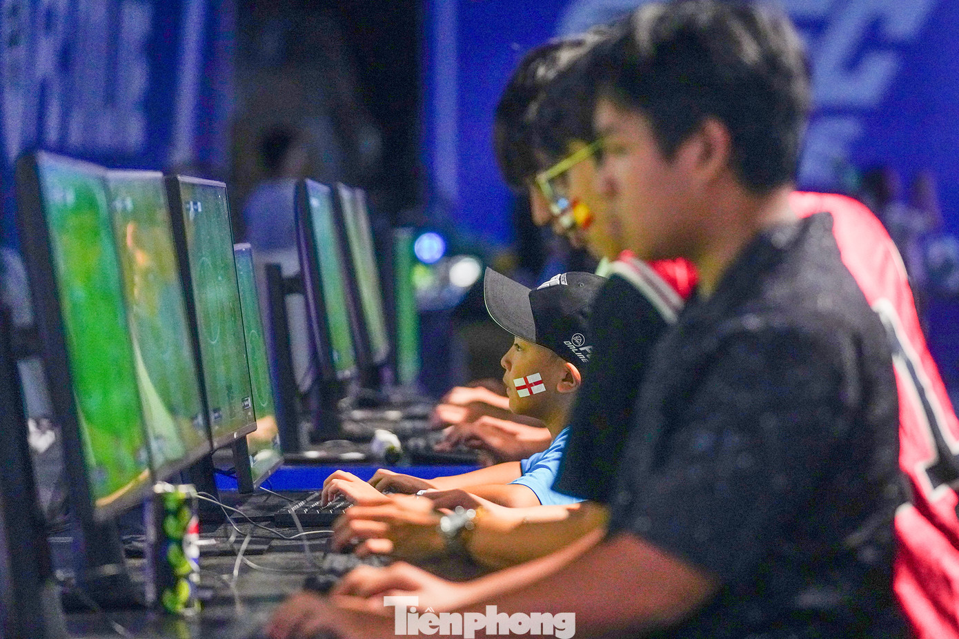 Các cổ động viên nhí được đấu game đá banh "solo" cùng Tiến Linh. Trong ảnh, Tiền đạo Tiến Linh ủng hộ tuyển Tây Ban Nha vất vả đấu với một cổ động viên nhí ủng hộ tuyển Anh.