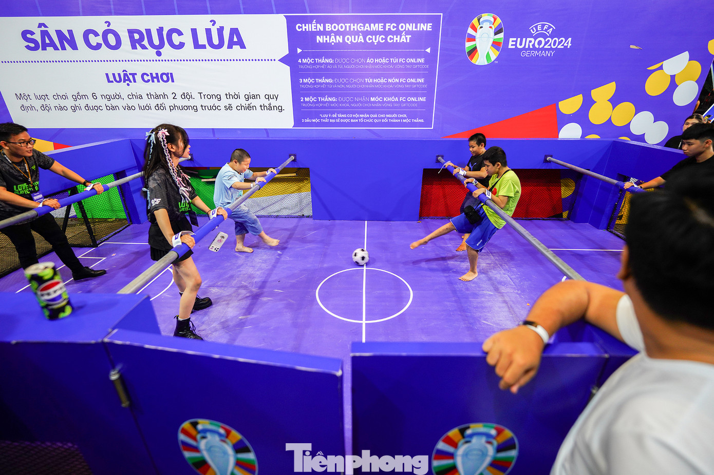 Tại sự kiện, cộng đồng fan bóng đá nói chung và FC Online nói riêng, nhất là các cổ động viên nhí được cùng nhau sống trọn với trái bóng tròn, cũng như tham gia các minigame vui nhộn diễn ra dưới sân lớn của NVH Thanh Niên.