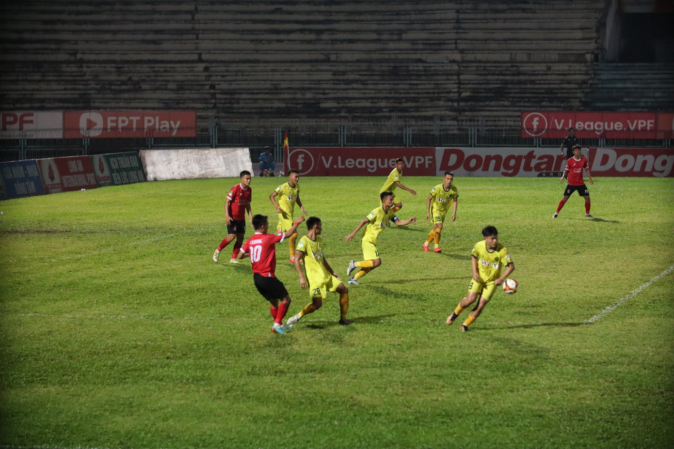 Có được bàn thắng, các cầu thủ Long An lên tinh thần và liên tiếp có những pha hãm thành đội Hòa Bình. Tuy nhiên, không lâu ở phút 63 đó cầu thủ vào thay người Anh Thắm đã giúp cho Hòa Bình có bàn thắng nâng tỷ số lên 2-1. Có được bàn thắng, các cầu thủ Long An lên tinh thần và liên tiếp có những pha hãm thành đội Hòa Bình. Tuy nhiên, không lâu ở phút 63 đó cầu thủ vào thay người Anh Thắm đã giúp cho Hòa Bình có bàn thắng nâng tỷ số lên 2-1.