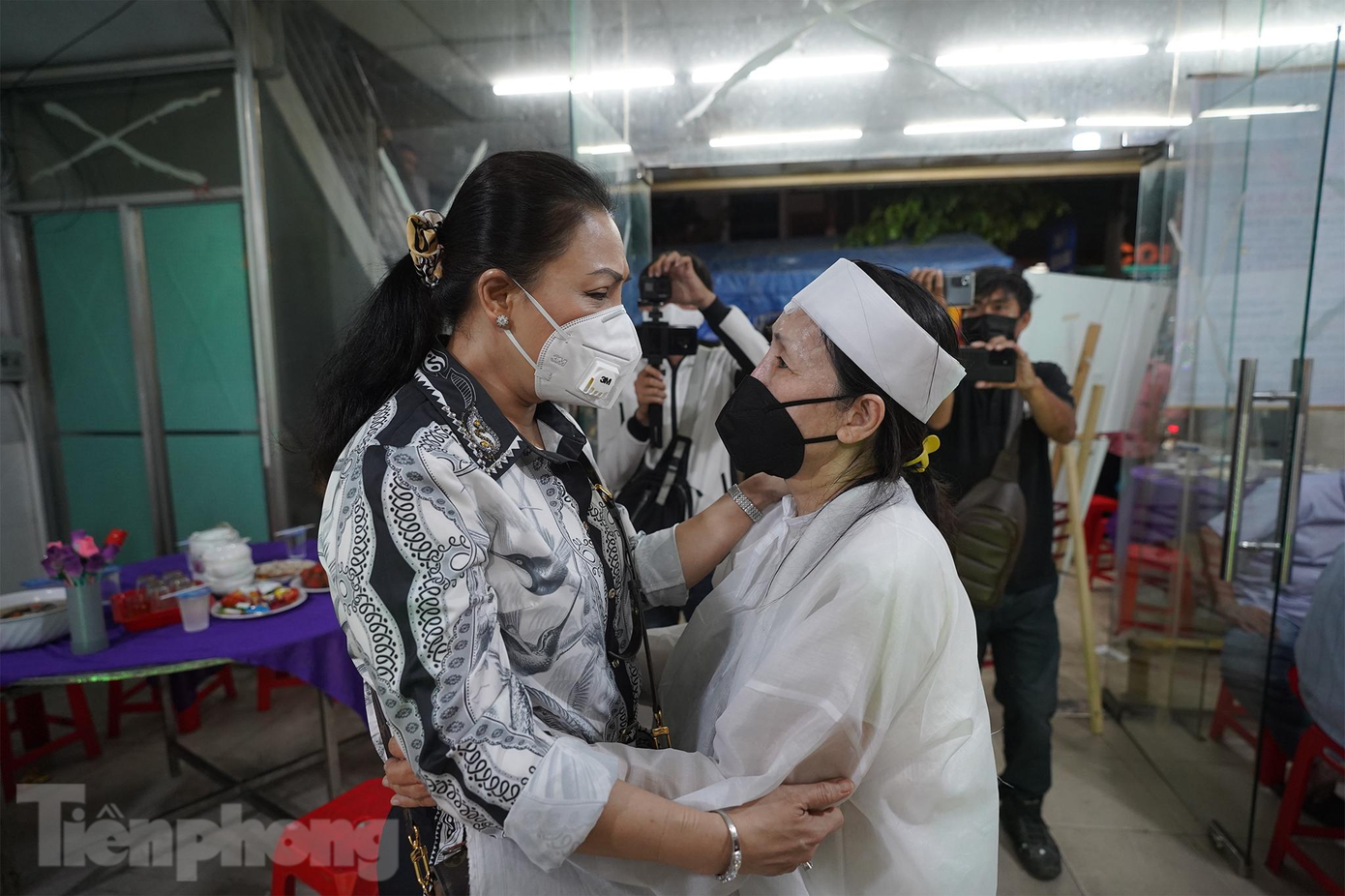 NSƯT Cẩm Tiên bàng hoàng, chia buồn cùng bà Nguyễn Thị Kim Hương, vợ cố nghệ sĩ Vương Cảnh. “Thời điểm trước khi mất, anh không còn nói được, chỉ chớp mắt. Nhưng nhìn vào mắt anh, tôi thấy sự nhiệt huyết, nhớ nghề, nhớ đồng nghiệp”, bà Hương nghẹn lời.