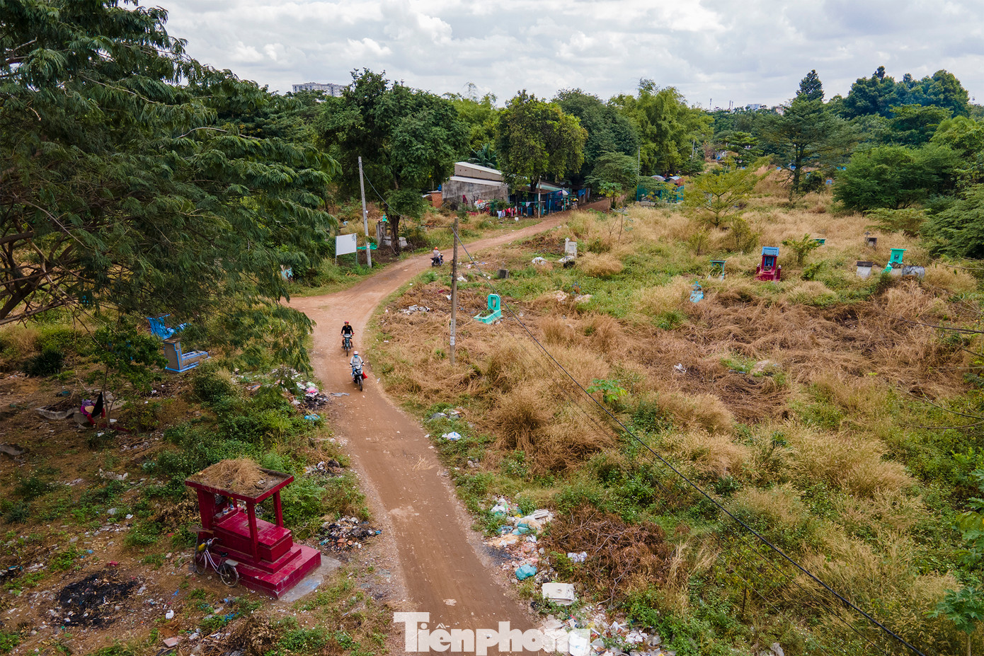 Dự án di dời Nghĩa trang Bình Hưng Hòa bắt đầu được thực hiện từ năm 2014 và chia làm 3 giai đoạn. Tính đến tháng 1/2023, quận Bình Tân đã vận động thân nhân các mộ thực hiện bốc hơn 29.000 mộ (đạt hơn 54%), còn lại khoảng 25.000 mộ.