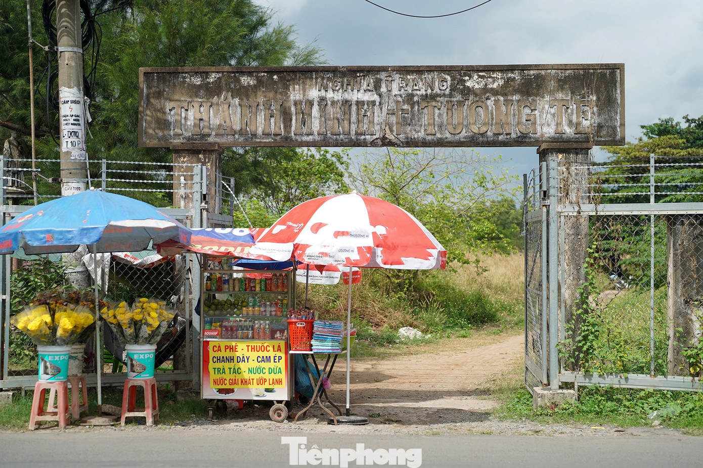 Theo UBND quận Bình Tân, cái khó của việc di dời mộ không phải là tiền hay cách làm mà là không tìm được thân nhân. Trong hơn 1.900 mộ giai đoạn 1 có khoảng 900 ngôi mộ trẻ sơ sinh, còn lại không có thân nhân kê khai.