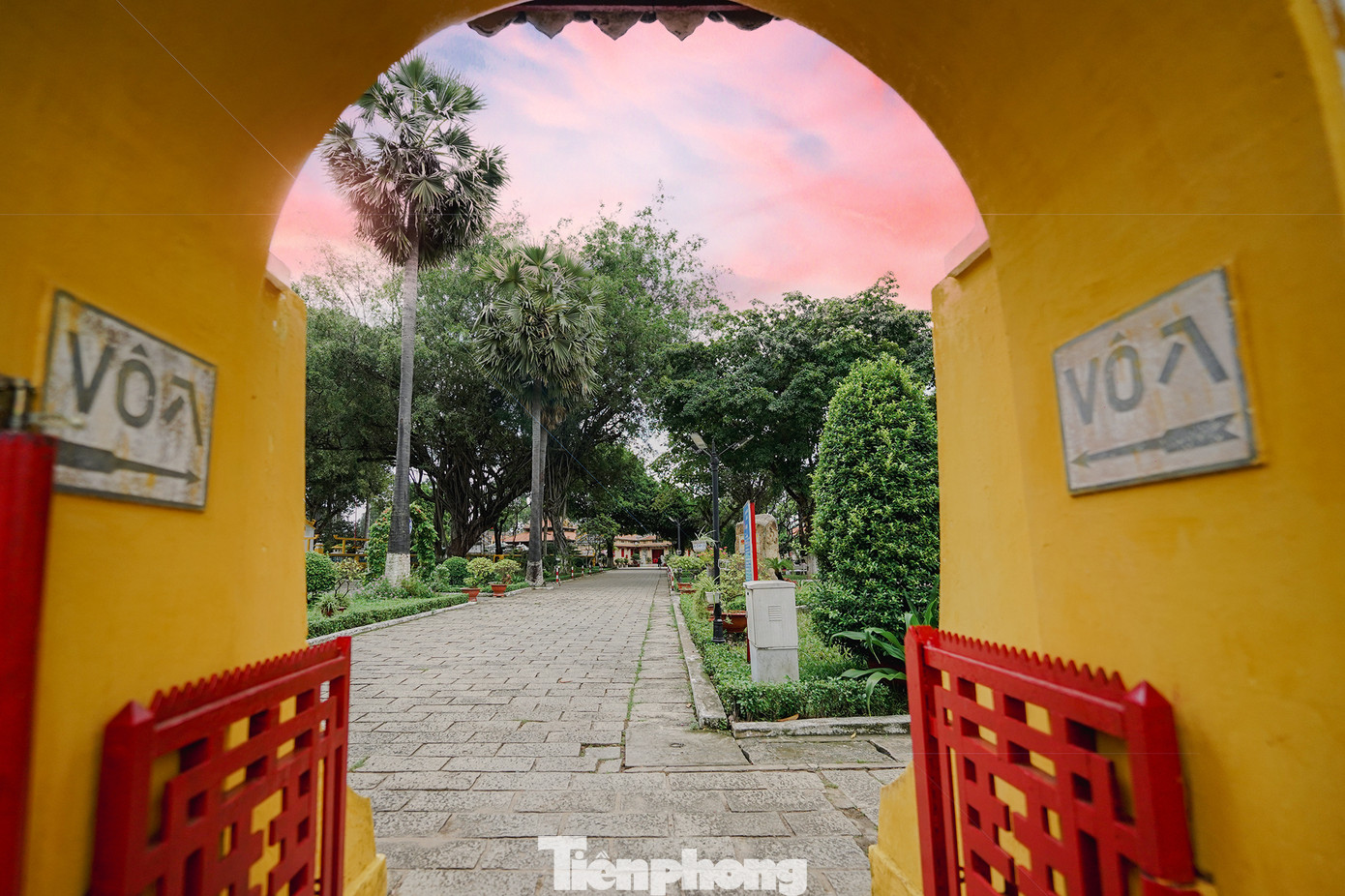 Khu vực cổng chính phía đường Vũ Tùng dẫn vào không gian trầm mặc của lăng Ông. Khu vực cổng chính phía đường Vũ Tùng dẫn vào không gian trầm mặc của lăng Ông.