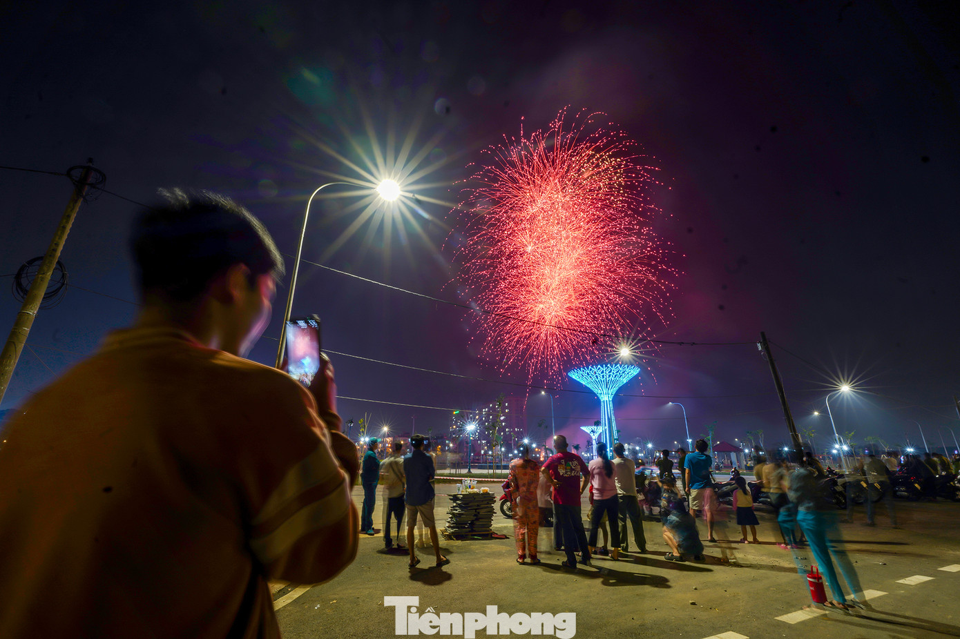 Năm nay, TPHCM có 13 điểm bắn pháo hoa tầm thấp và hai điểm pháo hoa tầm cao. Năm nay, TPHCM có 13 điểm bắn pháo hoa tầm thấp và hai điểm pháo hoa tầm cao.