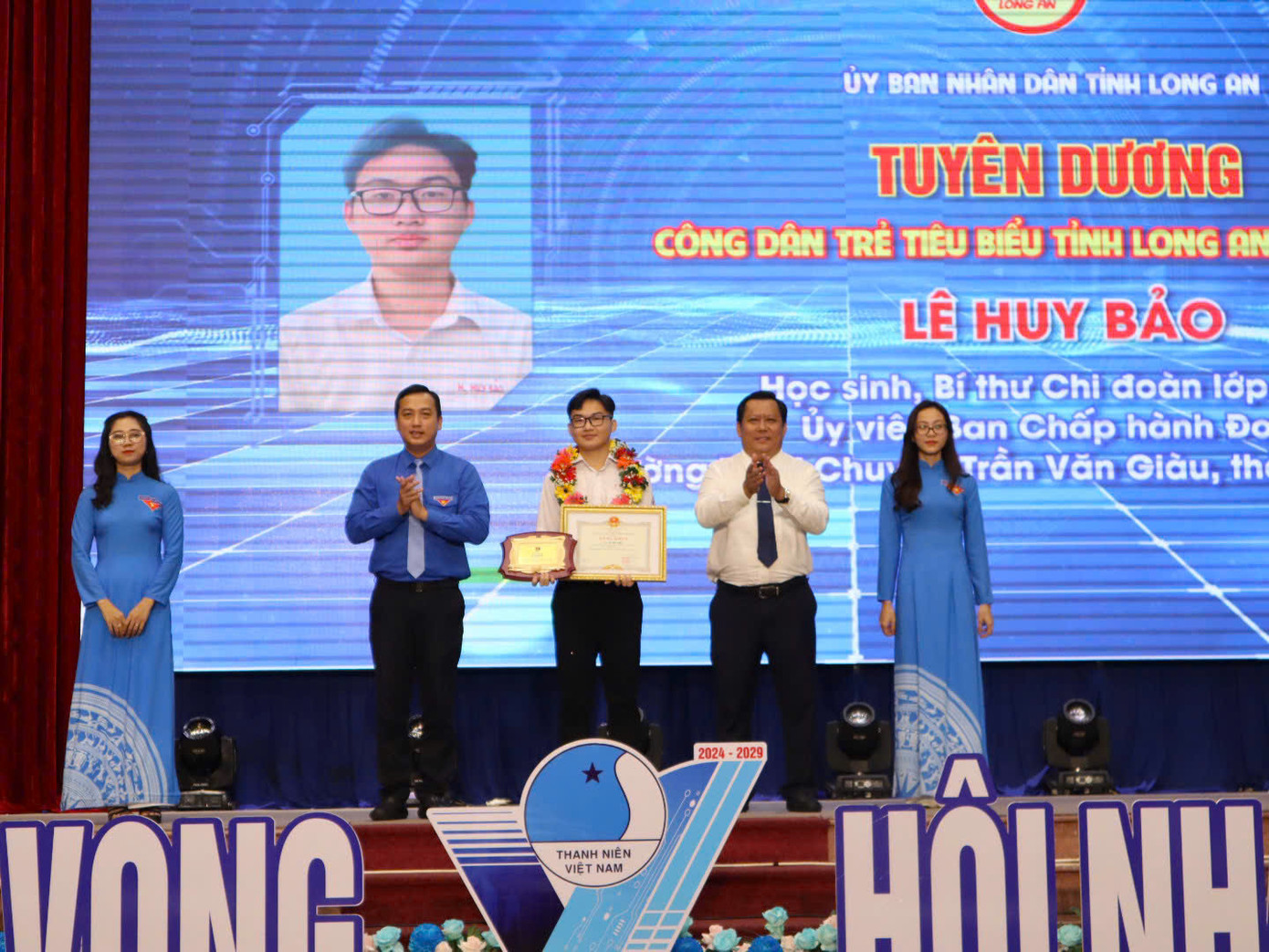 Em Lê Huy Bảo – học sinh lớp 12H, trường THPT chuyên Trần Văn Giàu ở thành phố Tân An là chủ nhiệm Câu lạc bộ Sự kiện. Bảo đã lên ý tưởng tổ chức thành công một đêm nhạc gây quỹ, quyên góp được 25 triệu đồng để hỗ trợ các em nhỏ khó khăn.