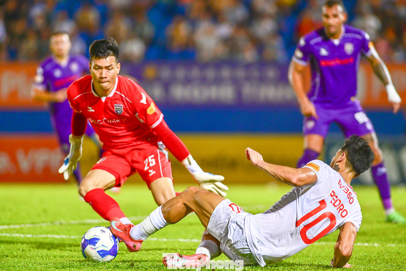 Cuối hiệp 1, Pedro Henrique có cơ hội nâng tỷ số lên 2-1 nhưng đáng tiếc không thể dứt điểm do trượt chân. Đến phút 89, cầu thủ này đánh đầu ghi bàn, thủ thành Minh Toàn của B.Bình Dương chôn chân đứng nhìn.