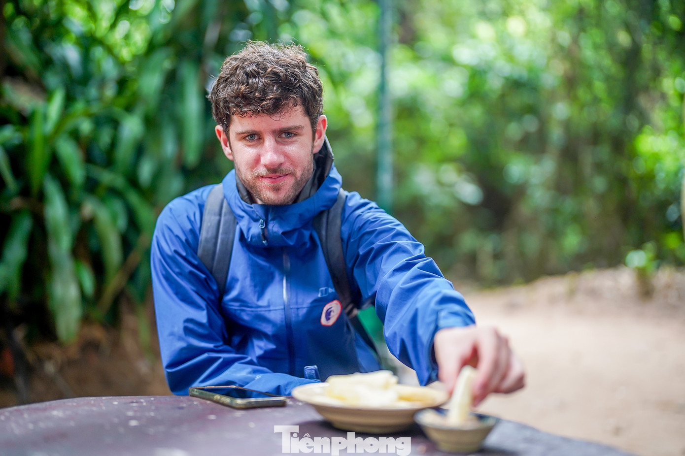 Anh David đến từ Vương quốc Anh chia sẻ: "Cảm giác phải tả như thế nào nhỉ, ấn tượng lắm. Tôi thấy nội khu có cung đường trải nghiệm khá thú vị và hợp lý. Đầu tiên là xem qua các loại hầm chông, rồi chui địa đạo, bắn đạn thật xong là cũng thấy hơi đói rồi... ăn vài miếng khoai mì không gì hợp lý hơn. Đất nước các bạn có những người chiến sĩ thật phi thường".