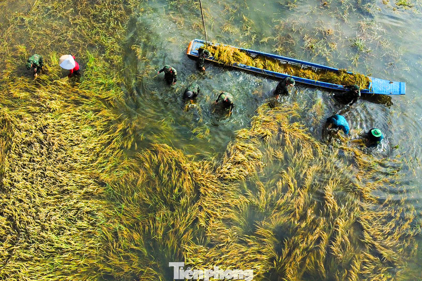 Hình ảnh đẹp thấm đẫm nghĩa tình quân dân. Ảnh: Biện Cường